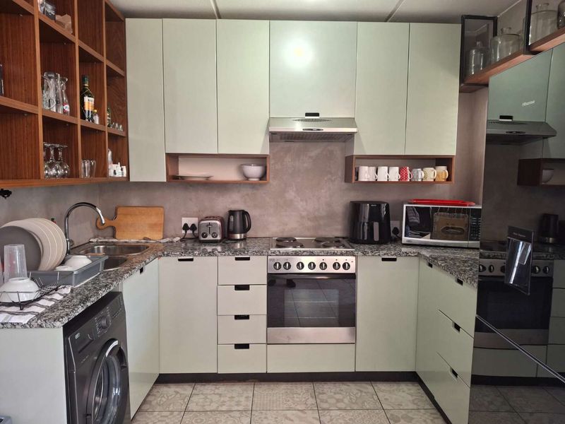 A SLEEK MODERN ONE BEDROOM  GARDEN APARTMENT - Photo 8