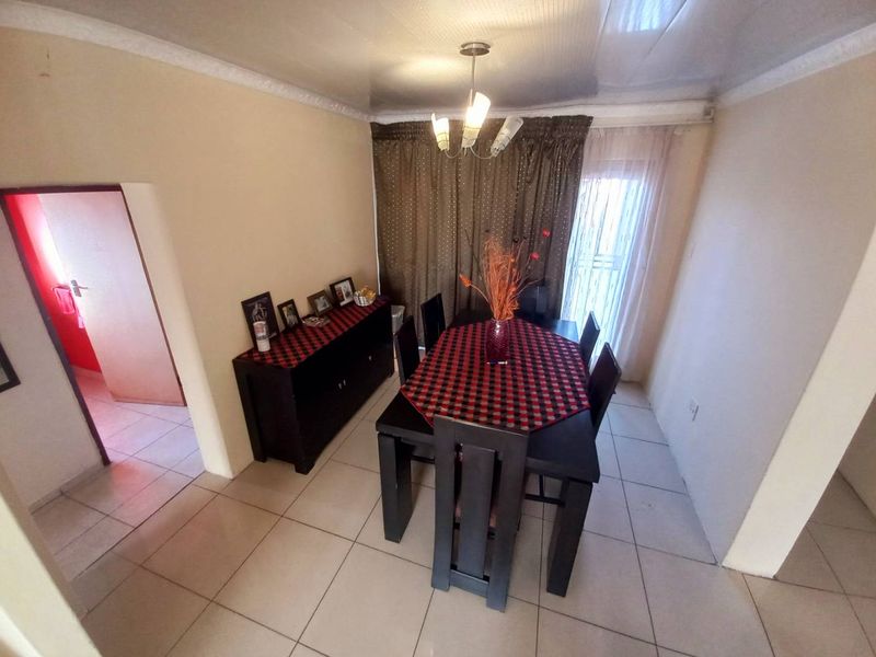Three bedrooms house for sale in Atteridgeville - Photo 7