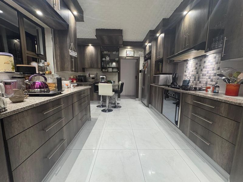 The Complete Modern Family Home with Two Bedroom Flatlet - Photo 8