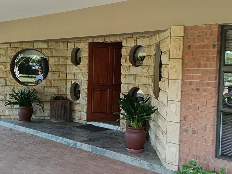 OUTSTANDING SMALL HOLDING. CAN BE USED FOR,GUESTHOUSE,ANY BUSINESS. ANY FARMING,LOTS OF WATER. - Photo 2