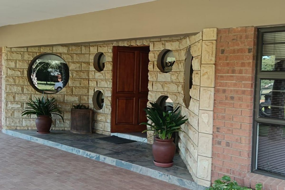 OUTSTANDING SMALL HOLDING. CAN BE USED FOR,GUESTHOUSE,ANY BUSINESS. ANY FARMING,LOTS OF WATER. - Photo 2