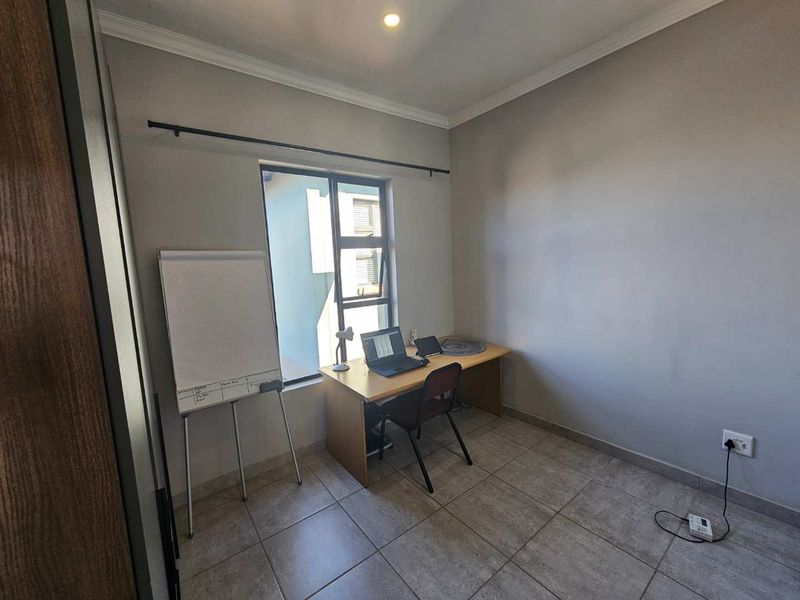 Stunning Modern 3-Bedroom 1st floor Apartment for Sale in Six Fountains Estate. Stunning view! Truly the entertainer's dream! - Photo 10