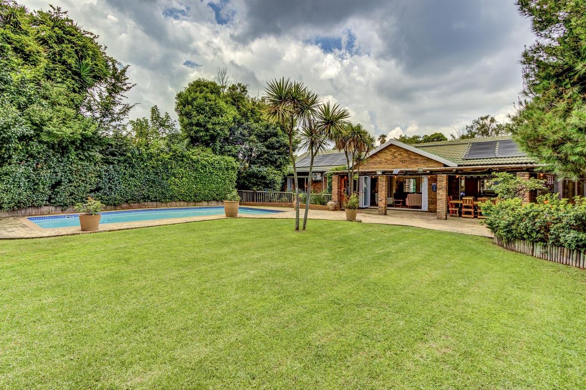 STUNNING 4 to 5 BEDROOM HOME WITH SOLAR AND WATER BACK UP and HOME OFFICE SPACE - Photo 3