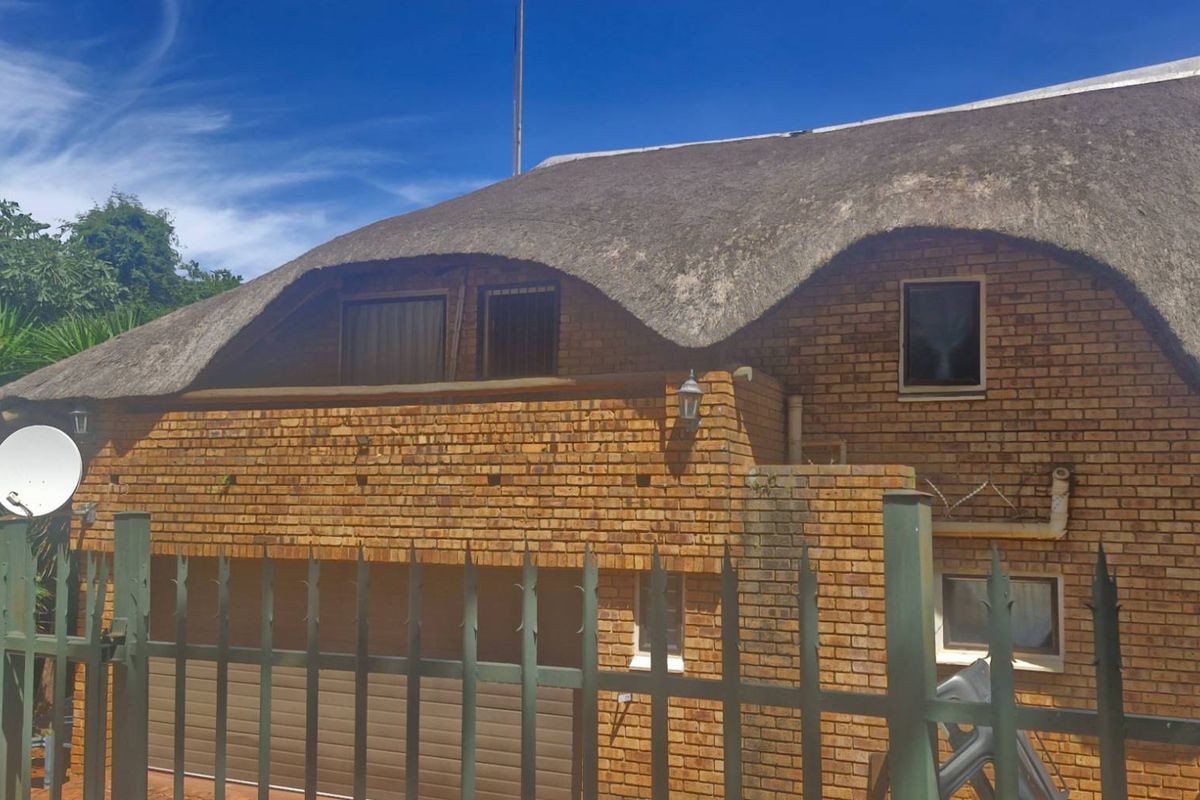 Safe double story thatched roof house in security boomed area situated in Faerie Glen/Olympus - Photo 3