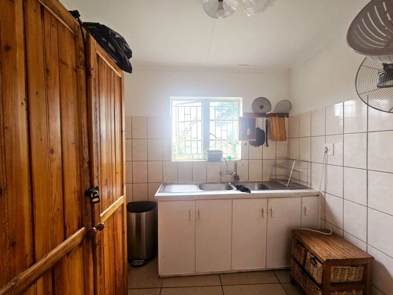 **Charming Two-Bedroom, Two-Bathroom Home with Versatile Living Spaces** - Photo 9