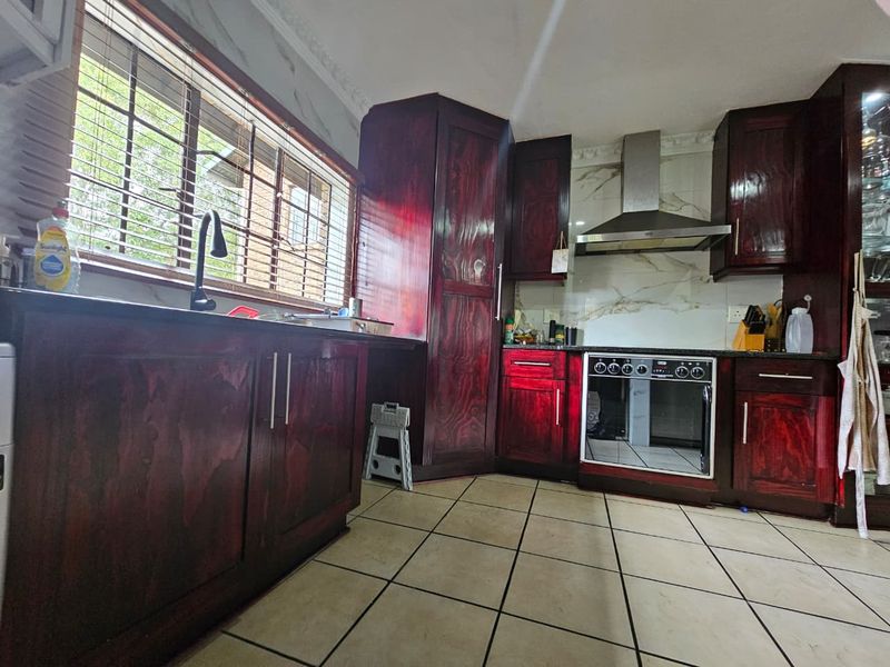 Stunning 4-Bedroom Family Home with Entertainment Paradise & Pool - Photo 9