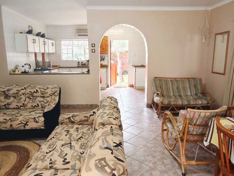 Charming Move-In Ready Home in Sought-After Leeupoor - Photo 2