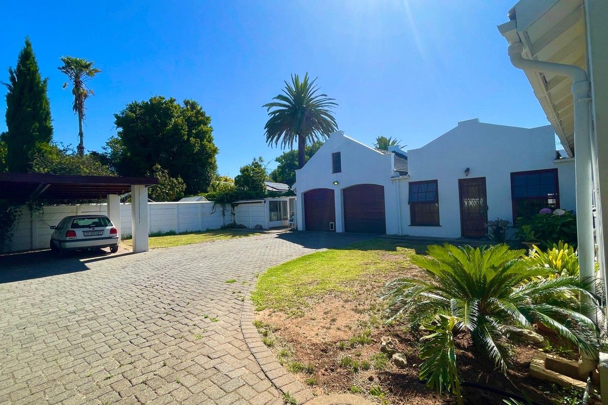 5 Bedroom 3 bathroom House in Durbanville Hills - Photo 3