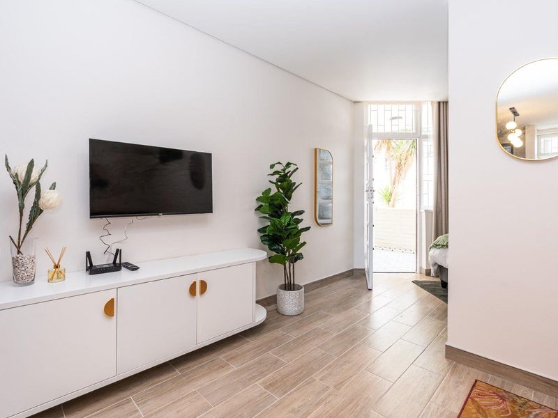 Modern 1-Bedroom Apartment with Balcony – Beach Road, Sea Point - Photo 9
