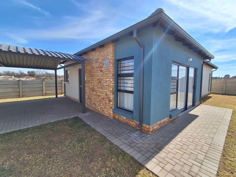 3 Bedroom Full Title Home in Secure Complex - Photo 2