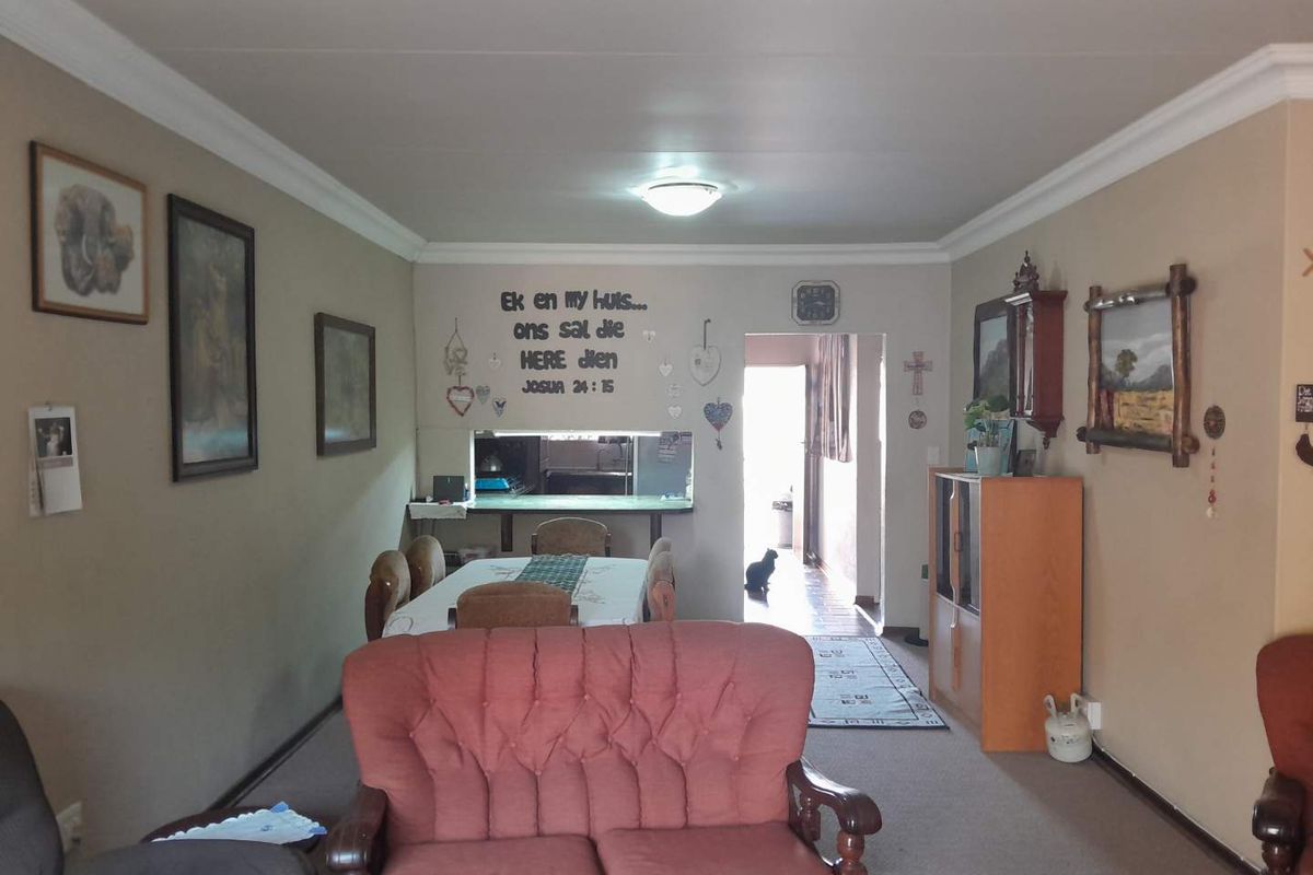 Safe and secure 3 Bedroom Apartment for sale South Crest - Photo 3