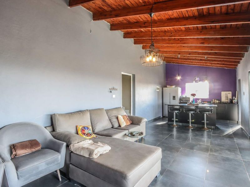 Modern Split-Level Family Home with Poolside Entertaining & Immaculate Finishes! - Photo 2