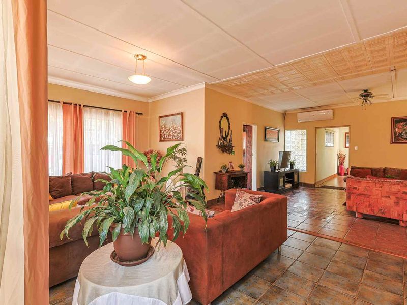 Exclusive Waverley Gem – A Spacious Family Haven in The Moot - Photo 6