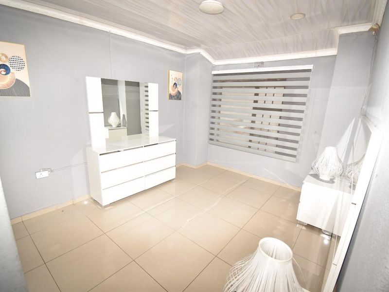 Charming 3-Bedroom Home with Flatlet in Crystal Park - Photo 8