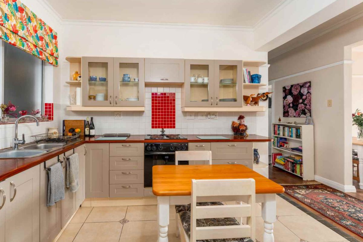 Your Warm and Sunny Coastal Sanctuary Near Muizenberg Beach - Photo 2