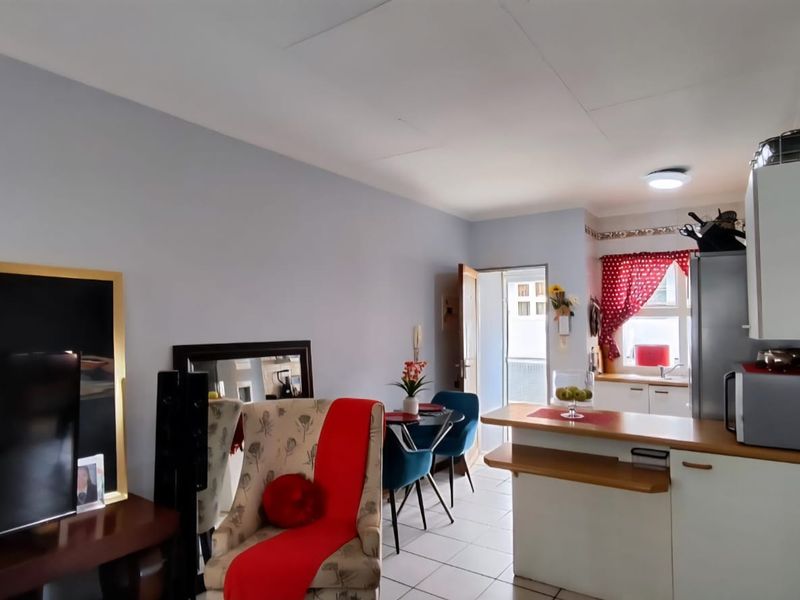 Cozy 2-Bed Apartment with Open Plan & Sunroom Oasis - Photo 5
