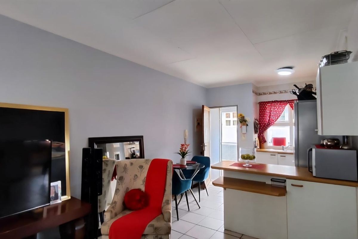 Cozy 2-Bed Apartment with Open Plan & Sunroom Oasis - Photo 5