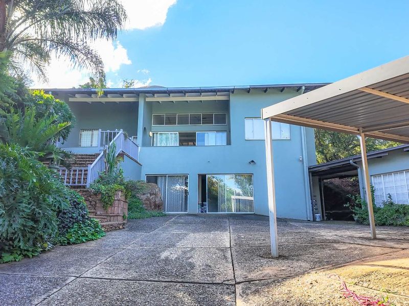 "Dive Into Comfort: Stunning Poolside Sanctuary with Granny Flat!" - Photo 2