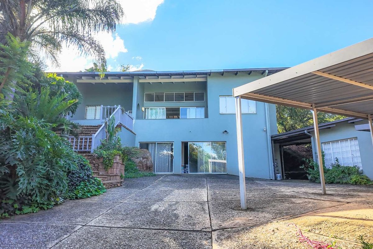 "Dive Into Comfort: Stunning Poolside Sanctuary with Granny Flat!" - Photo 2