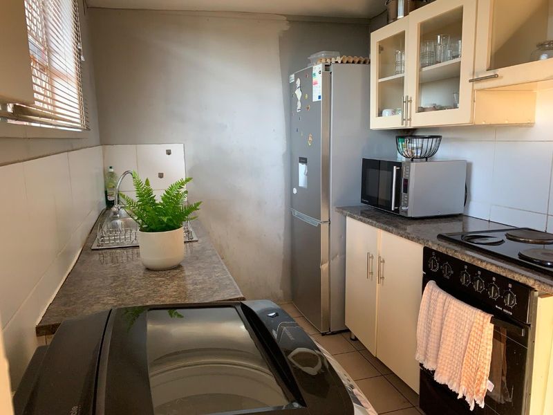 **Spacious and Conveniently Located 2-Bedroom Apartment Near Johannesburg CBD - Photo 4