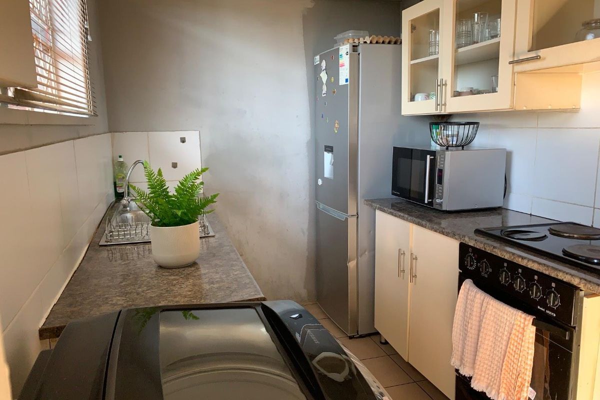 **Spacious and Conveniently Located 2-Bedroom Apartment Near Johannesburg CBD - Photo 4