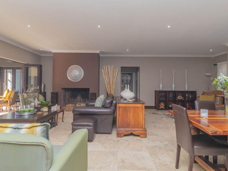 Elegance Meets Comfort: Spacious Family Home & Office! - Photo 8
