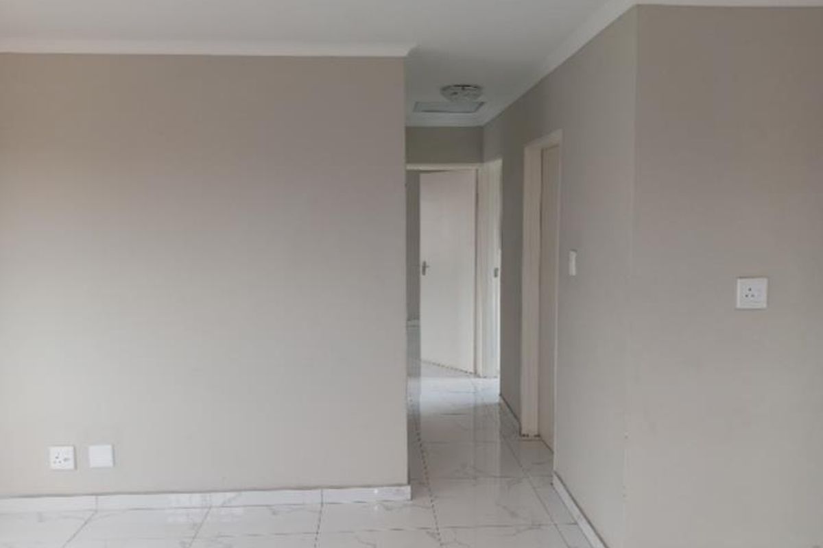 EXCLUSIVE | MODERN LUXURY WITH BIOMETRIC SECURITY – ACT FAST This is not just a home — it is a statement of secure, modern living in the heart of Dawn Park. - Photo 5