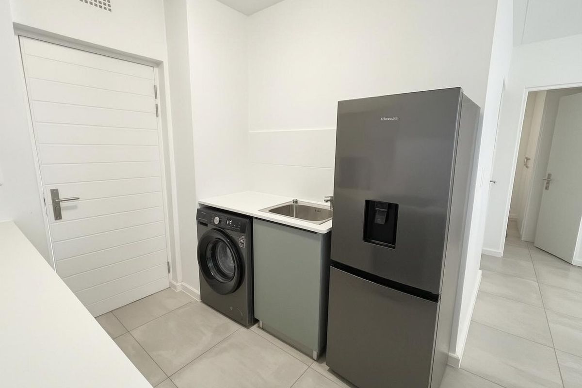 Investor Opportunity | Modern 2-Bedroom Apartment in Rivergate - Tenanted & Income Generating - Photo 4