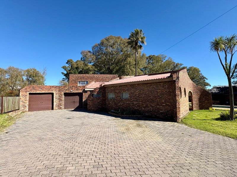 Four Bedroom Modern Spacious Family Home with Swimming pool in Heilbron - Photo 5