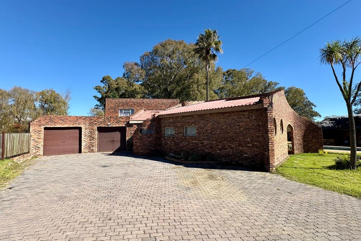 Four Bedroom Modern Spacious Family Home with Swimming pool in Heilbron - Photo 5