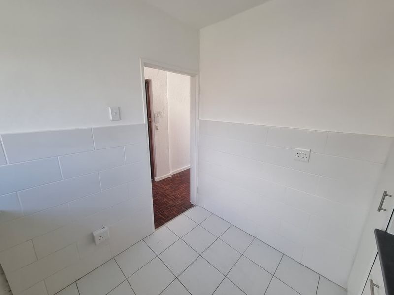 Unfurnished Two Bedroom Apartment To Rent in Tamboerskloof - Photo 7