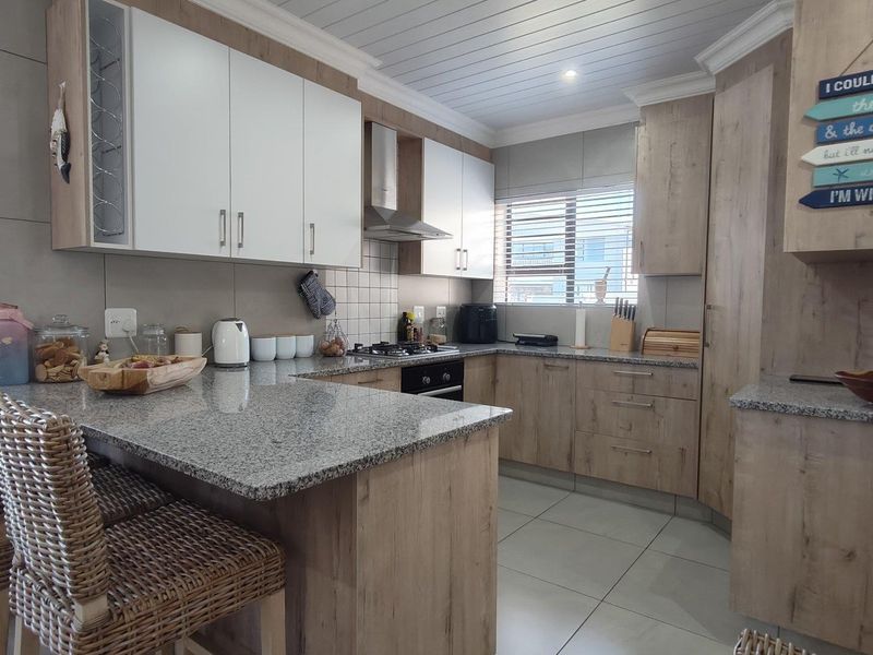 Charming Move-In Ready Single-Level Home - Photo 4