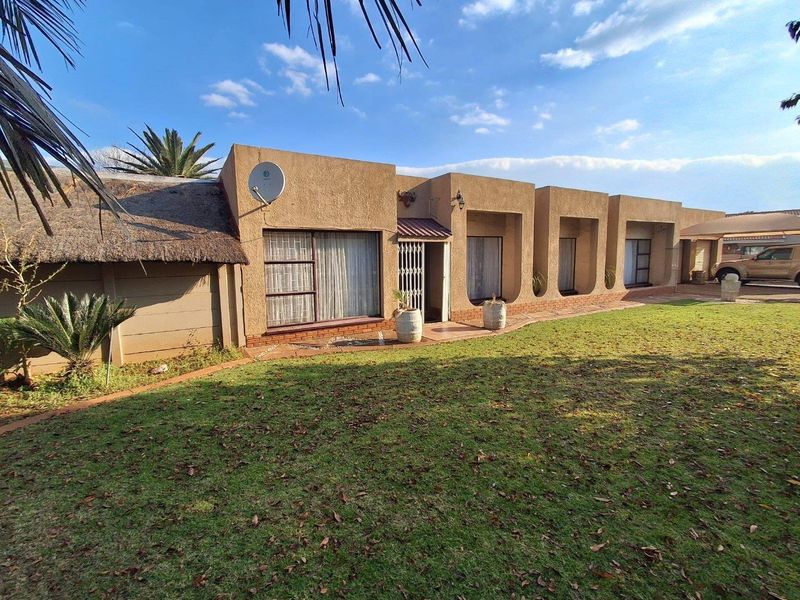 Priced to Sell - Family Home in Prestigious Golf Park - Photo 1
