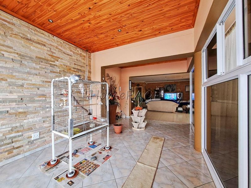 Central Walvis Bay:  Spacious 3 Bedr Home with 2 Bedr Flat is for Sale - Photo 6