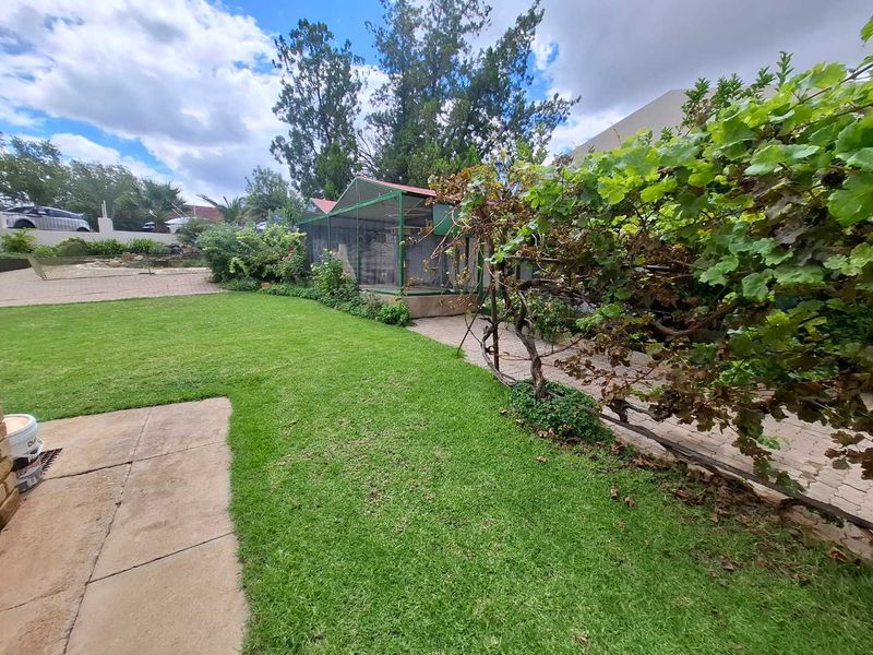 A home filled with heart, cherished by its current owner for the past 35 years - Photo 5