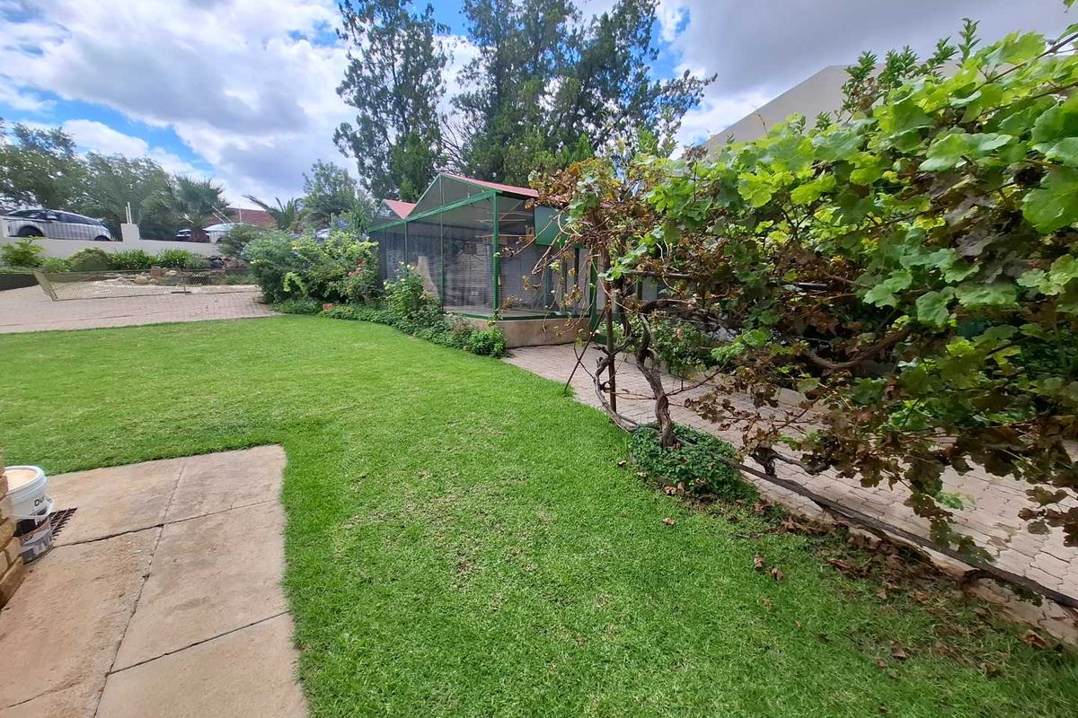 A home filled with heart, cherished by its current owner for the past 35 years - Photo 5