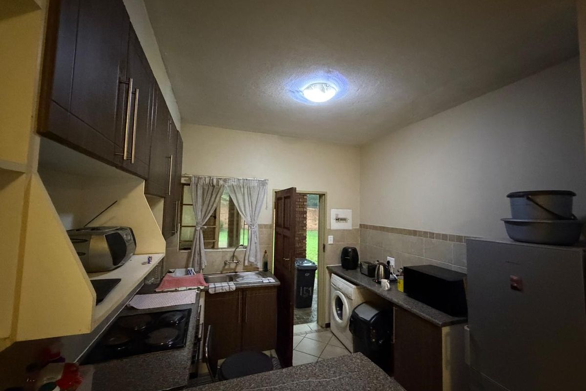 Two Bedroom ground unit in Mooikloof Ridge for Sale - Photo 3