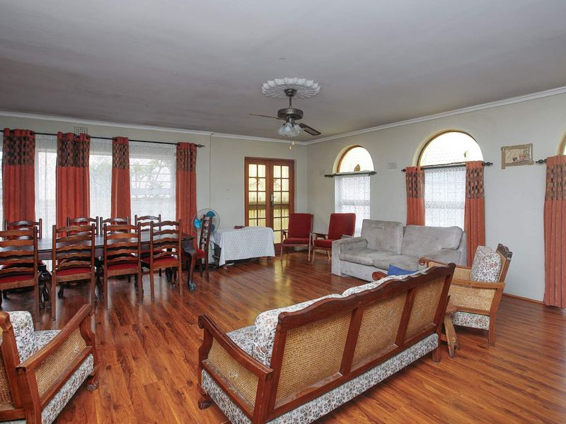 Spacious 5 Bedroom Home in Grassy Park - Photo 6