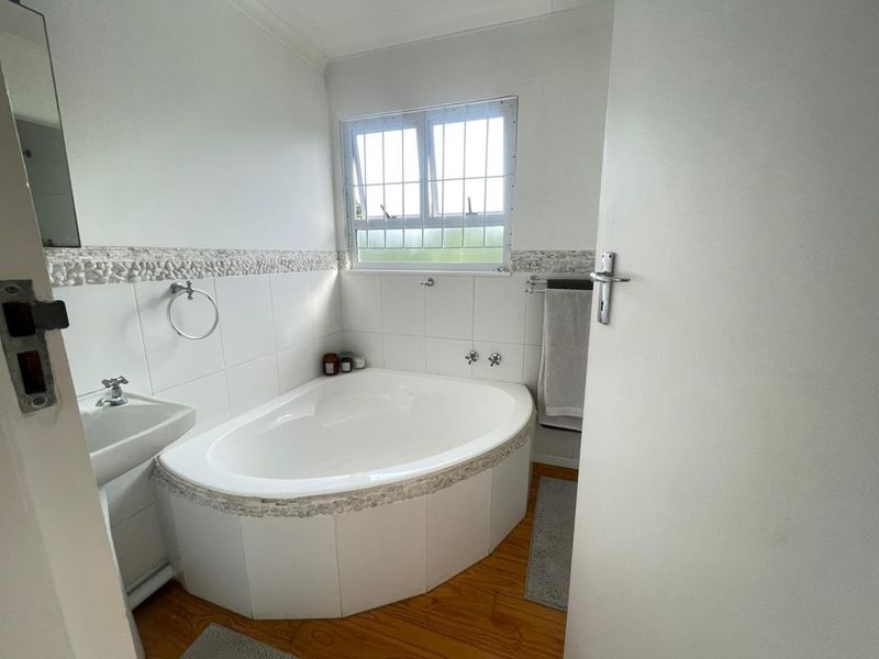 R8,500 | Bachelor Flatlet – Ideal for a Single Professional - Photo 9