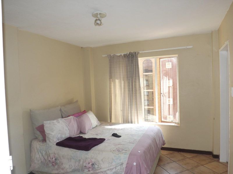**Charming 2 Bedroom Apartment in a Popular Area** - Photo 9