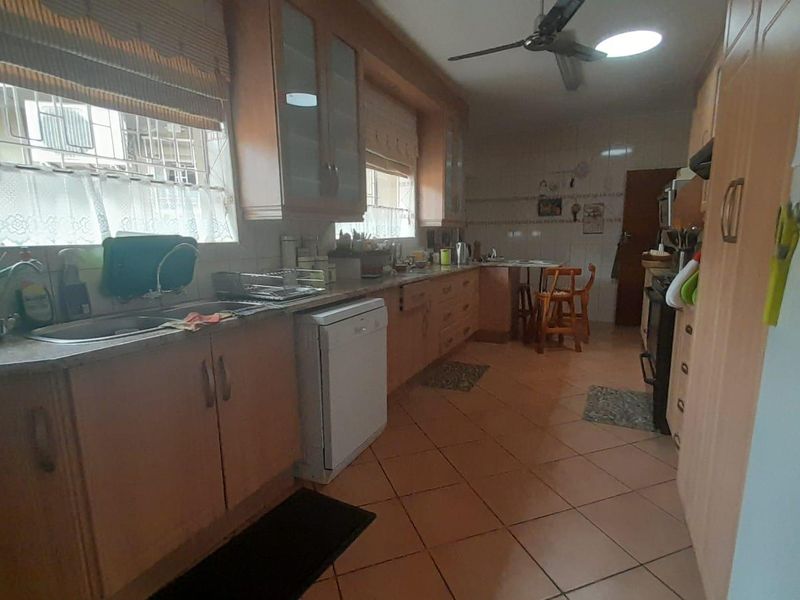 Spacious family home - Photo 5