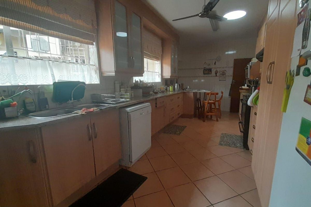 Spacious family home - Photo 5