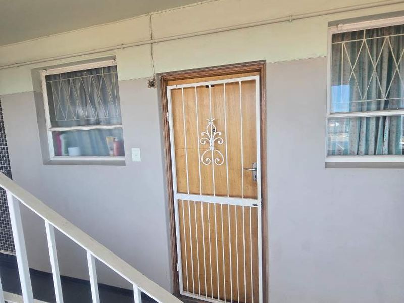 Lock-up-and-go convenience in the heart of Port Elizabeth - Photo 4