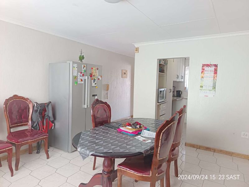 Perfect Lock-up-&-go 2 bedroom apartment in secure complex For Sale!! - Photo 2