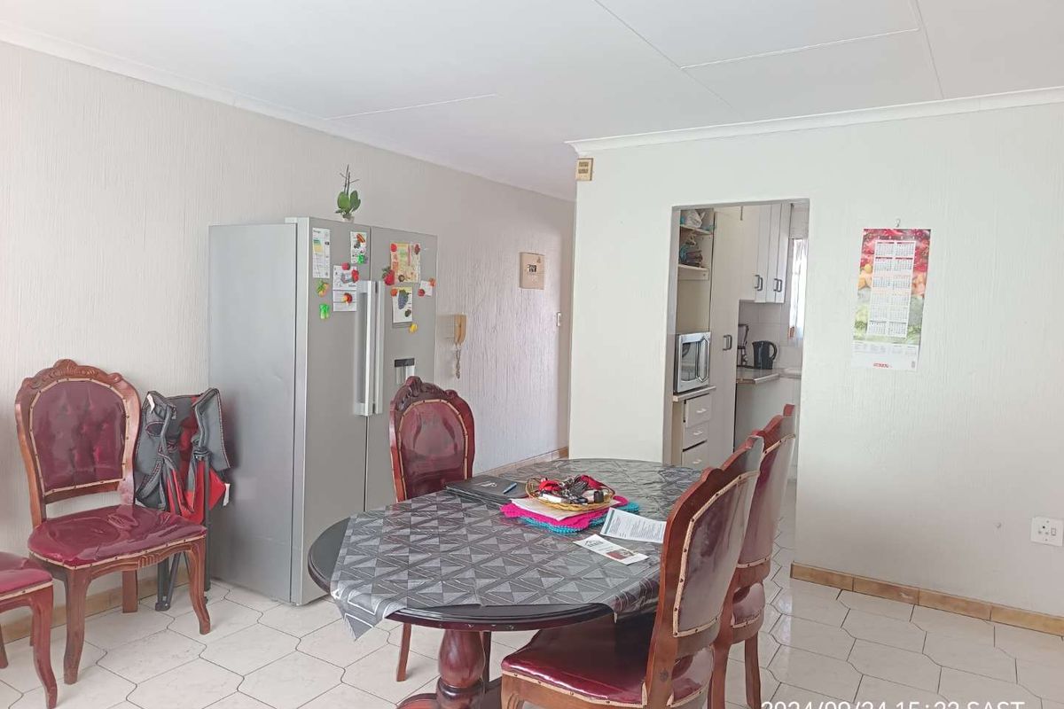 Perfect Lock-up-&-go 2 bedroom apartment in secure complex For Sale!! - Photo 2