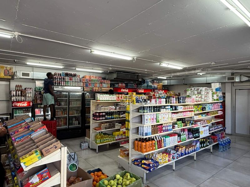 154m2 retail unit to let at Wembley Square near entrance - Photo 5