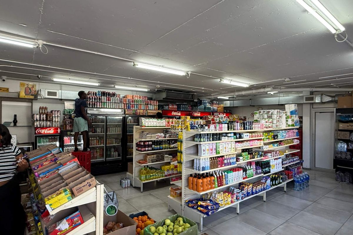 154m2 retail unit to let at Wembley Square near entrance - Photo 5