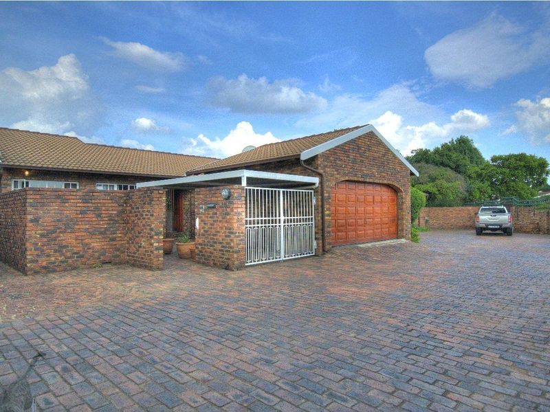 Pet friendly face-brick simplex in Prime Area! - Photo 6