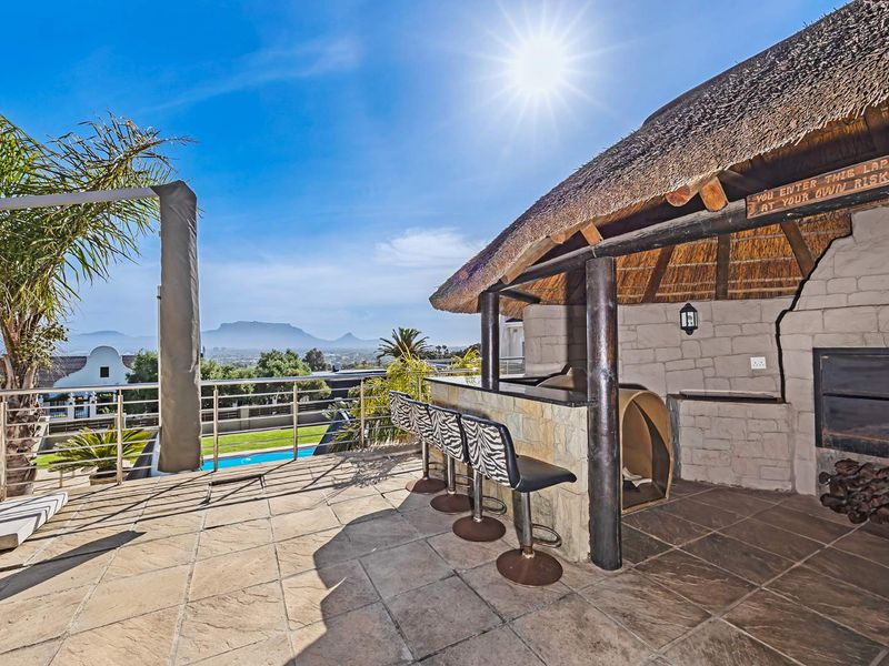 Exquisite Family Home with Table Mountain Views – Entertainer's Dream - Photo 4