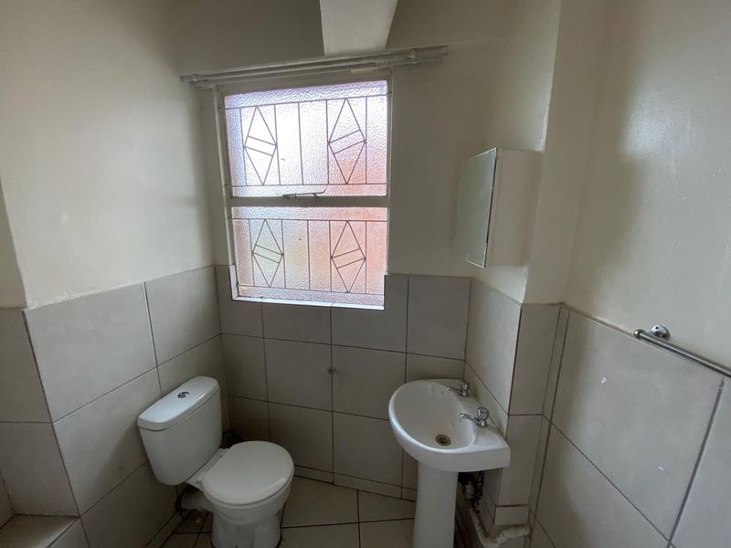 **Neat 3 Bedroom Apartment for Rent** - Photo 7